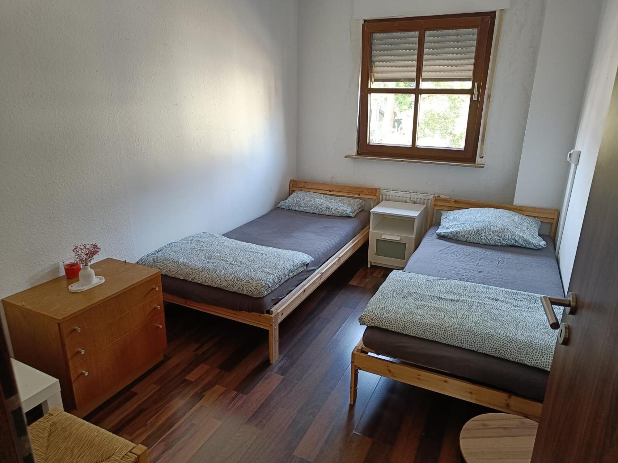 Ferienwohnung mit 123qm für 8 Personen mit sehr großem Garten, einfache Innen-Ausstattung Leipzig Exterior foto