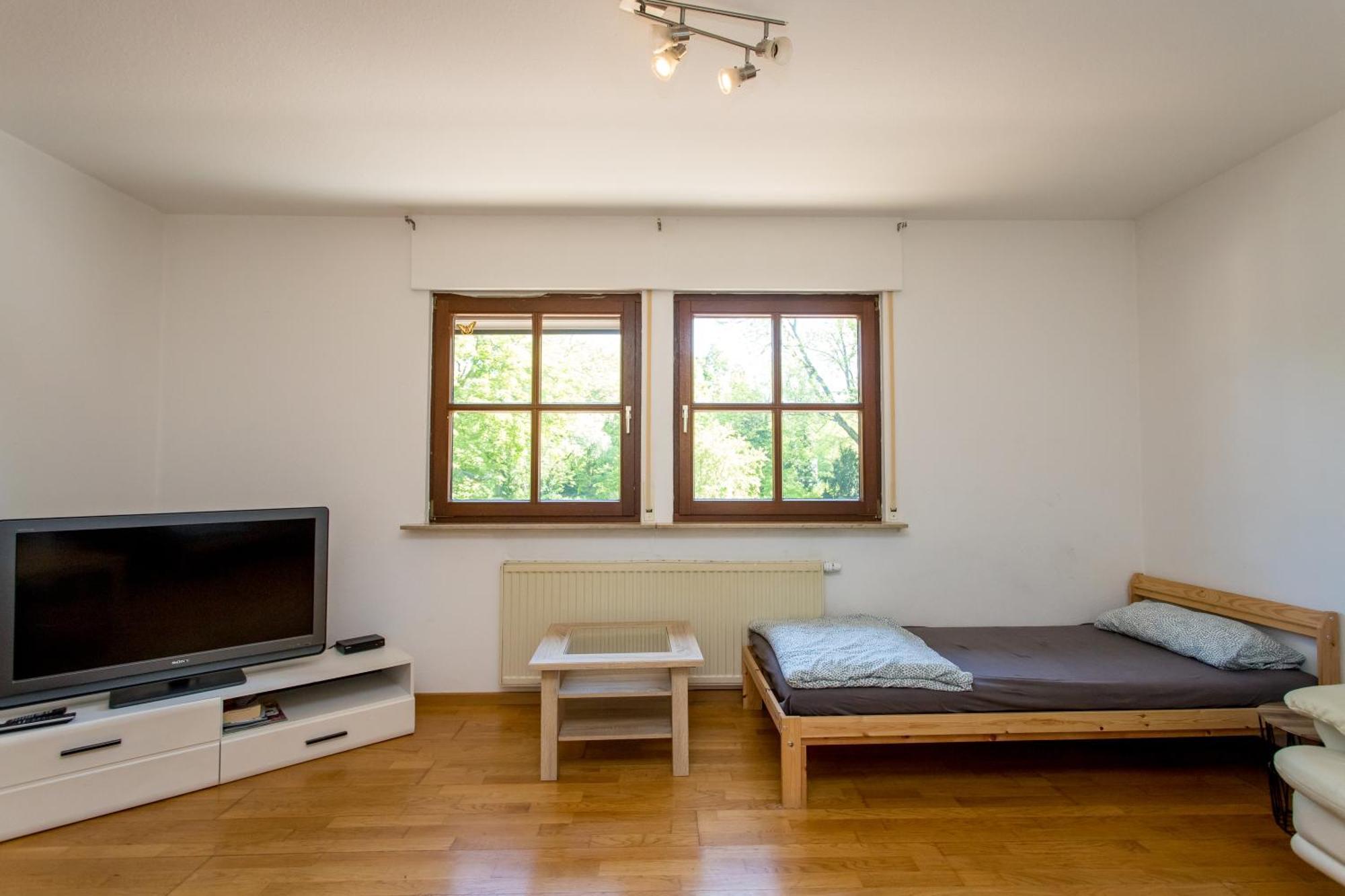 Ferienwohnung mit 123qm für 8 Personen mit sehr großem Garten, einfache Innen-Ausstattung Leipzig Exterior foto