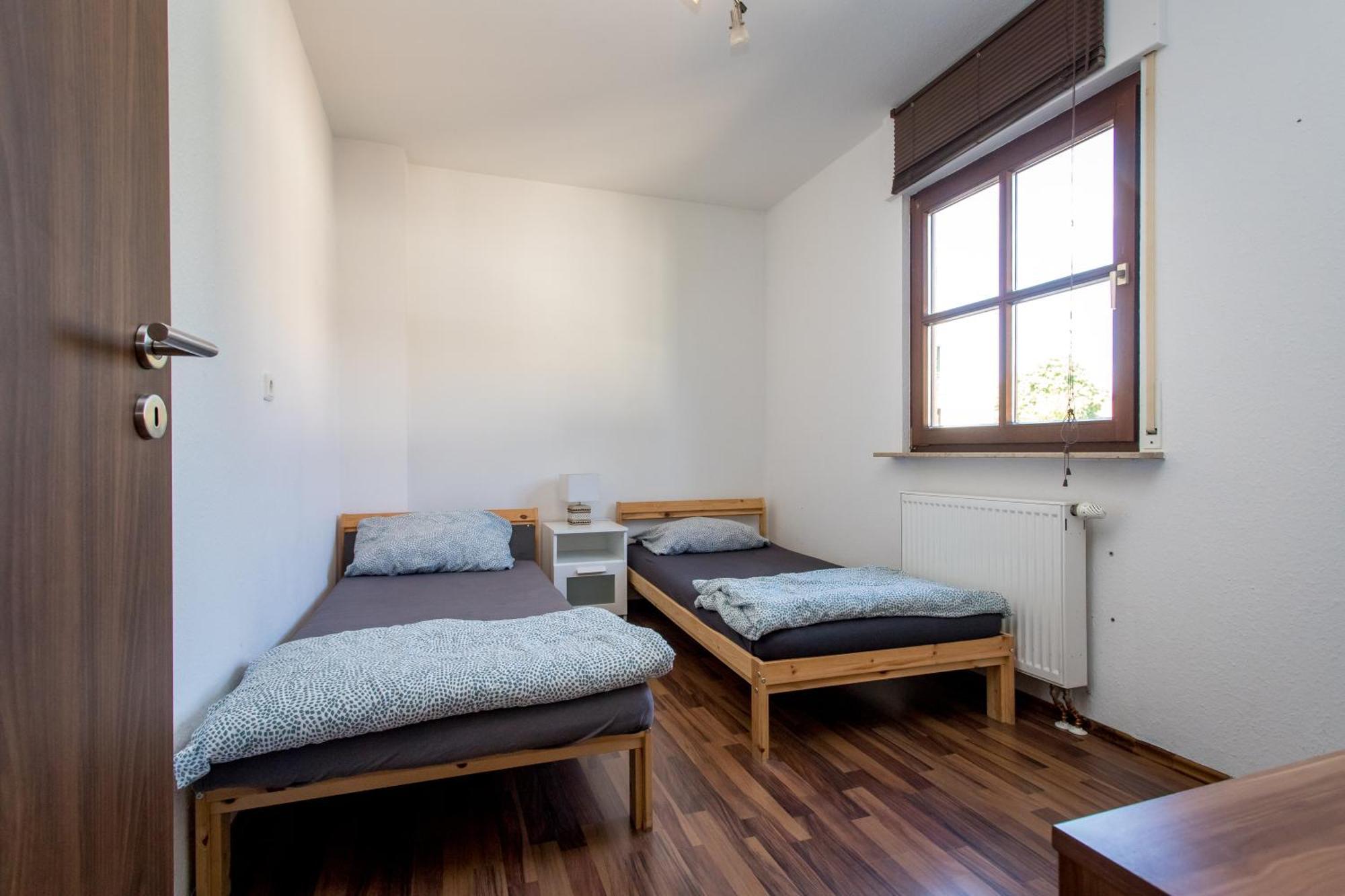Ferienwohnung mit 123qm für 8 Personen mit sehr großem Garten, einfache Innen-Ausstattung Leipzig Exterior foto